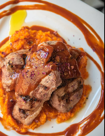 Presa a la brasa,sobre boniato asado y salsa barbacoa agridulce